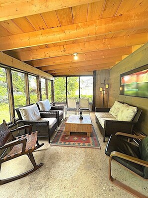 Smart TV - Welcome to Little Bit O' the Bay (Saint Leonard)