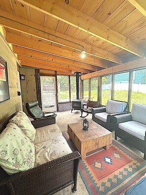 Smart TV - Welcome to Little Bit O' the Bay (Saint Leonard)