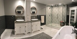 Shower, hair dryer, towels, soap - Turnkey beautiful home away from home (Fishkill)