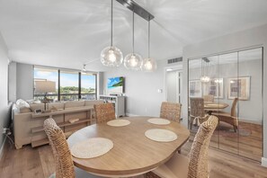 Apartment, Mehrere Betten (South Seas East B-407) | Speisen