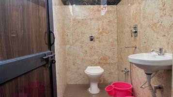 Deluxe Double Room | Bathroom | Shower, free toiletries, towels, soap