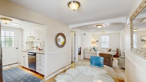 Un grand espace de vie comprenant une cuisine, une table à manger et un canapé.