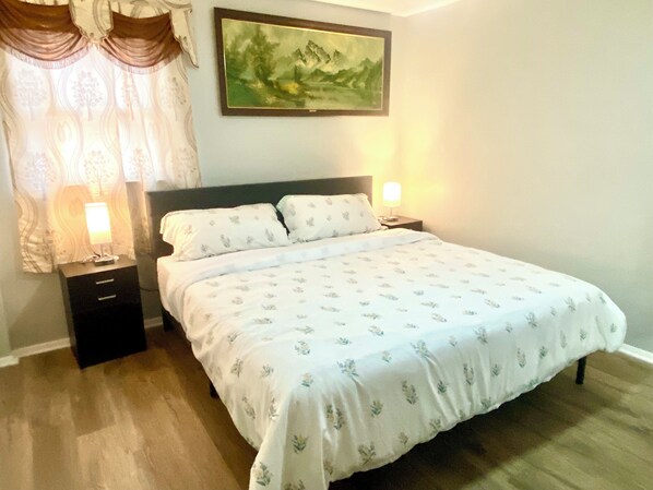 Iron/ironing board, WiFi, bed sheets - Spacious 3-bedroom house in peaceful Milwaukee with AC and gym (Milwaukee)