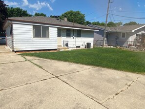 Exterior - Spacious 3-bedroom house in peaceful Milwaukee with AC and gym (Milwaukee)