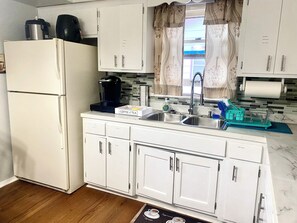Private kitchen - Spacious 3-bedroom house in peaceful Milwaukee with AC and gym (Milwaukee)