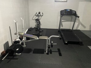 Fitness facility - Spacious 3-bedroom house in peaceful Milwaukee with AC and gym (Milwaukee)