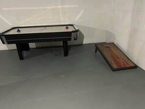 Games room - Spacious 3-bedroom house in peaceful Milwaukee with AC and gym (Milwaukee)
