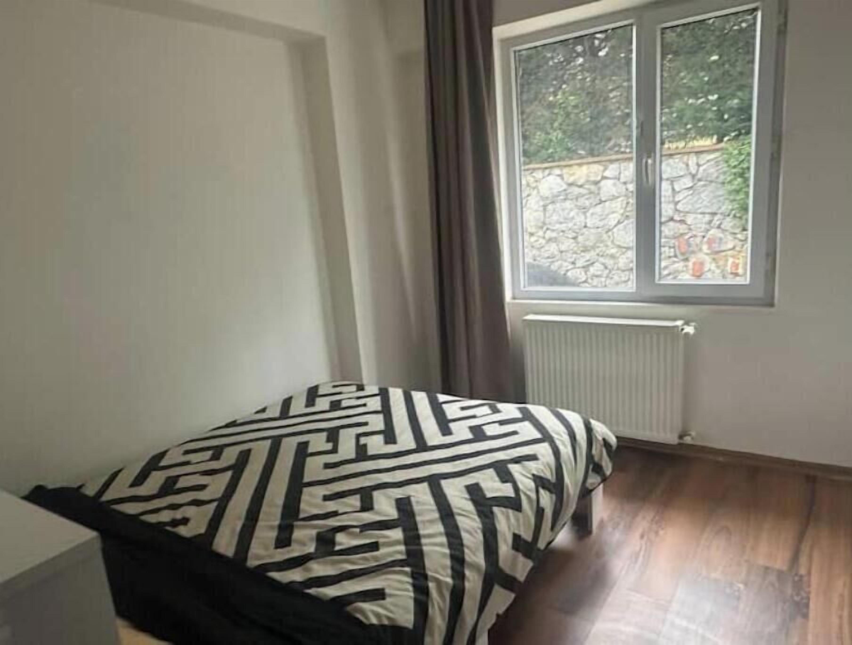 2 bedrooms, iron/ironing board, WiFi