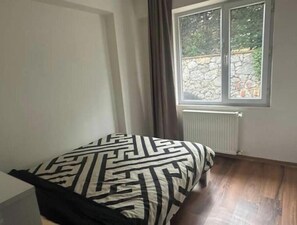 2 bedrooms, iron/ironing board, WiFi