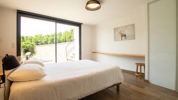 5 bedrooms, individually furnished, iron/ironing board, bed sheets