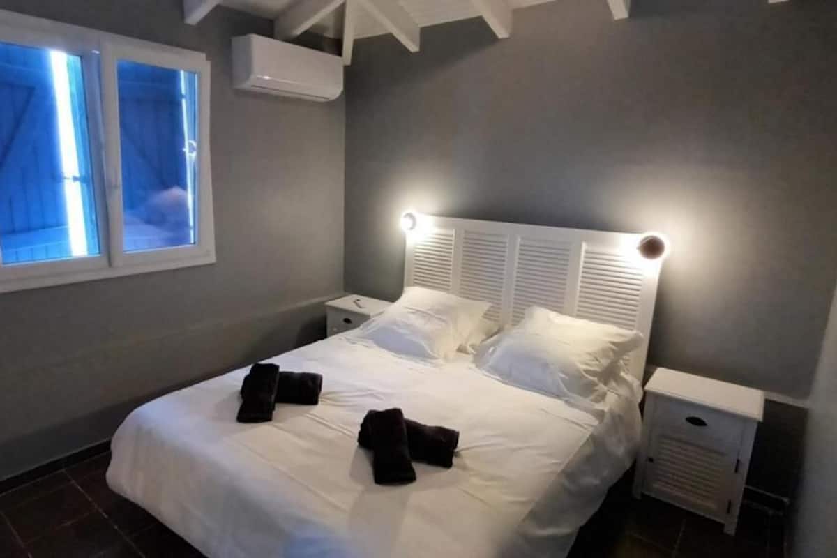 Casa, vista al jardín | Tabla de planchar con plancha y wifi gratis