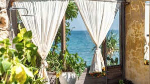 A window with white curtains, a potted plant, and a view of the sea. - Tunu Beach Zanzibar (Kizimkazi)