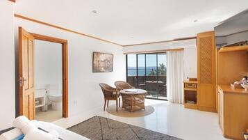 Habitación Confort doble, balcón, vistas al mar | Zona de estar
