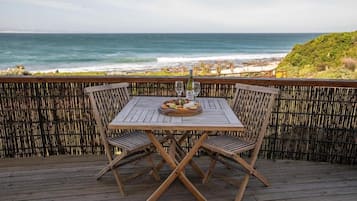 Deluxe Double or Twin Room, Balcony, Sea View | Outdoor dining