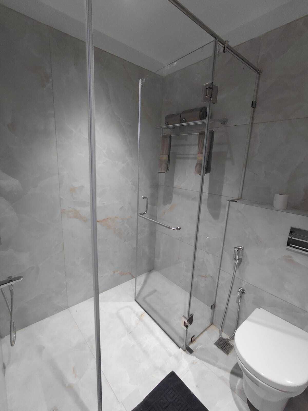 Ducha, secador de pelo, toallas, jabón