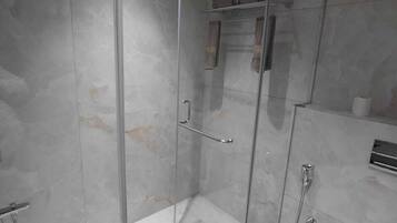 Ducha, secador de pelo, toallas, jabón