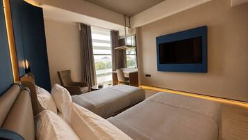 Executive Twin Room | Meja, ruang kerja komputer riba, Wi-fi percuma