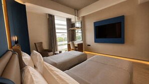 Executive Twin Room | Desk, laptop workspace, free WiFi