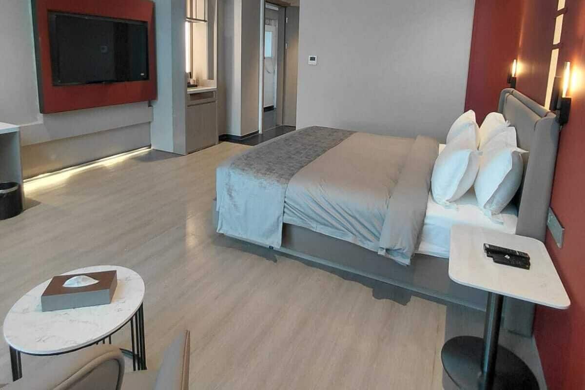 Escritorio, espacio para trabajar con laptop y wifi gratis 