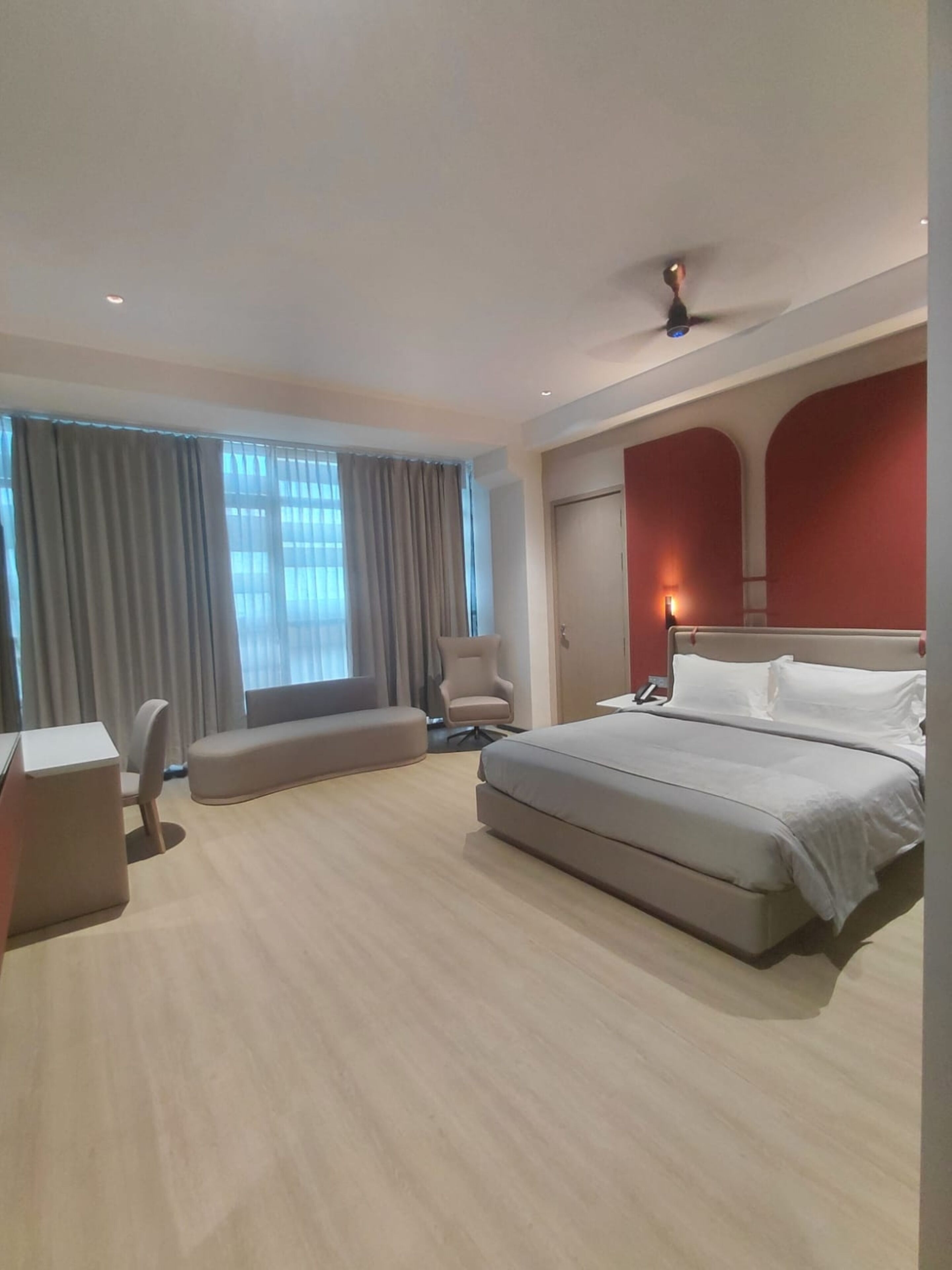 Quarto luxo | Escrivaninha, espaço de trabalho para notebook, Wi-Fi de cortesia