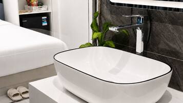 Deluxe Room, 1 Queen Bed | Bathroom | Shower, hair dryer, towels, soap