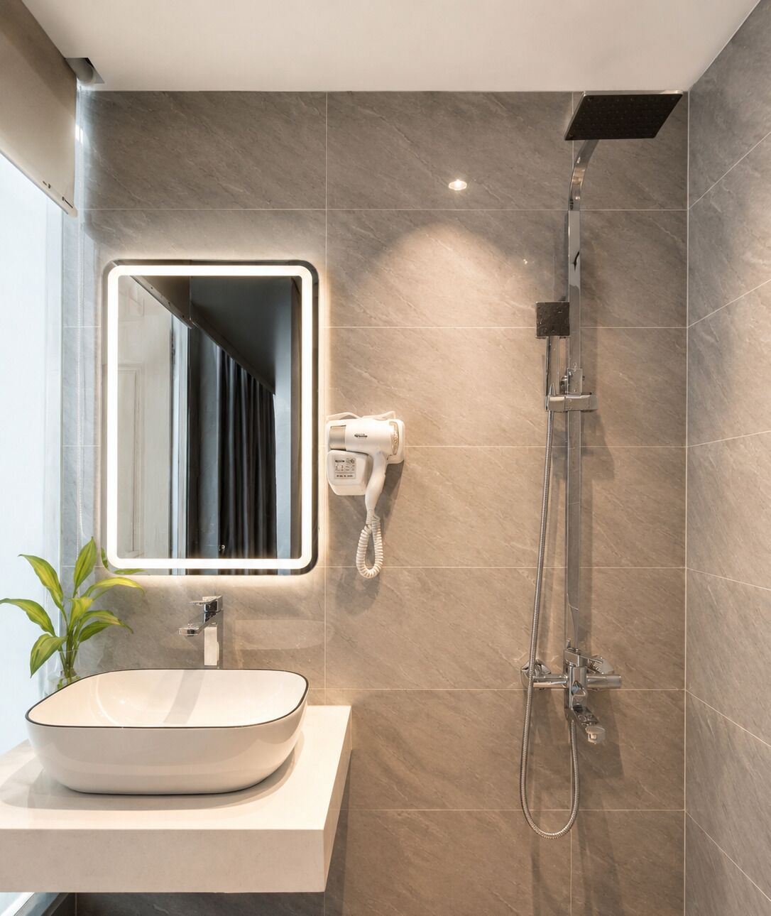 Deluxe Room, 1 Queen Bed | Bathroom