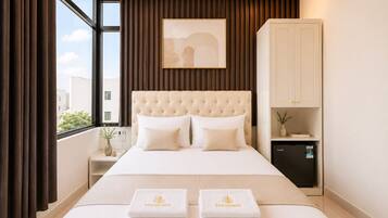 Deluxe Room, 1 Queen Bed | Desk, laptop workspace, free WiFi