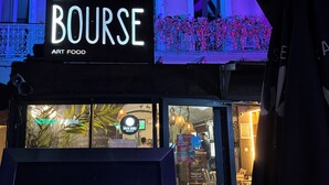 A building with a sign reading 'La Bourse Art Food' and 'AHH HOTEL.' - La Bourse (Bagnols-sur-Cèze)