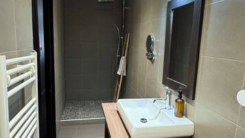 Comfort Double Room, City View | Bathroom