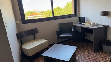 Deluxe Double Room, City View | Interior