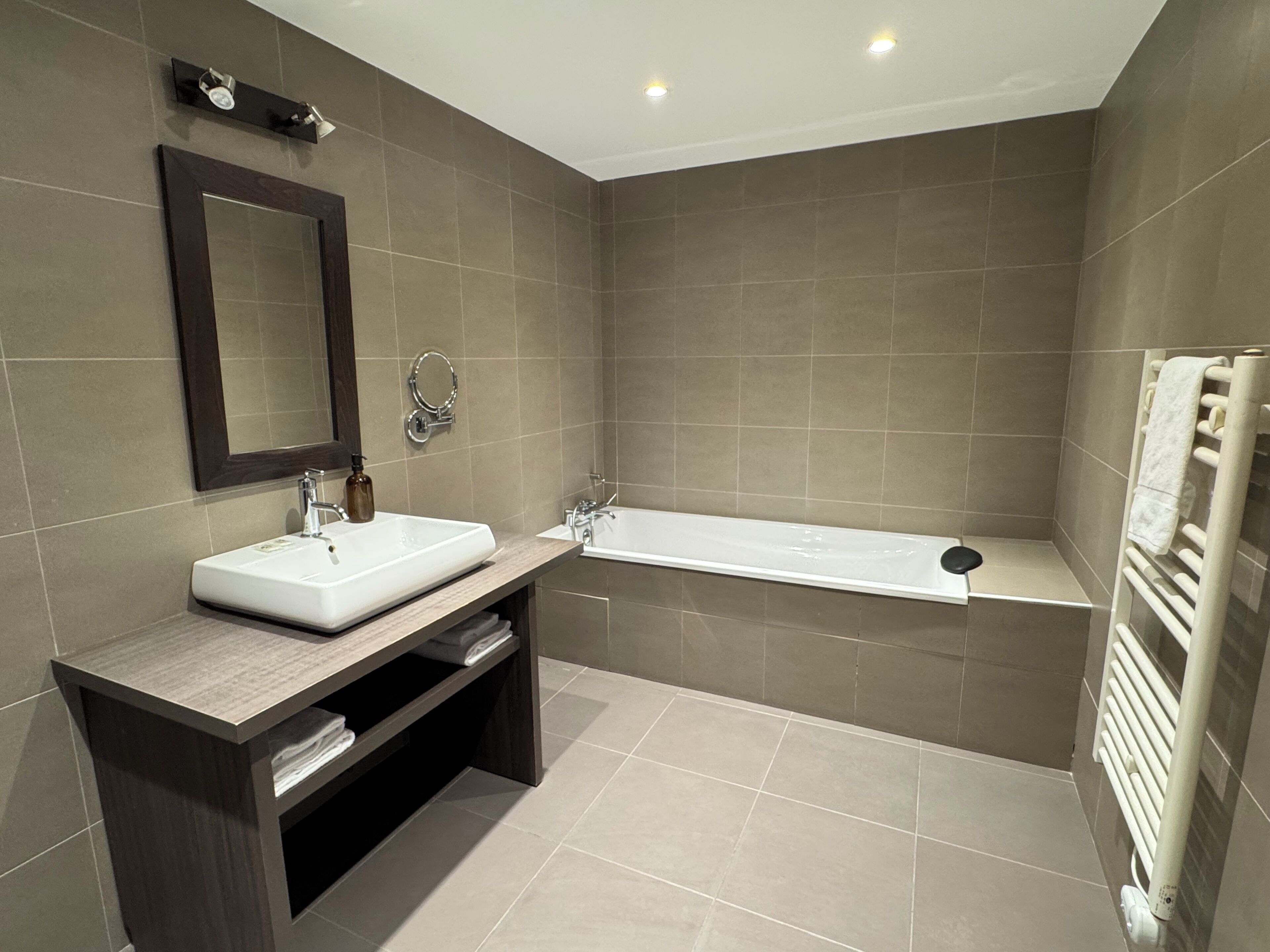 Chambre Double Deluxe, vue cour intérieure | Salle de bain