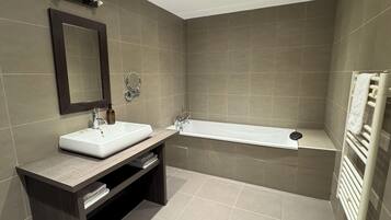 Chambre Double Deluxe, vue cour intérieure | Salle de bain