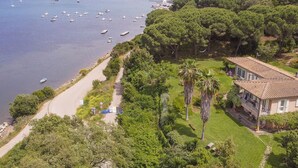 A coastal property with a paved path, lush greenery, and a house with a tiled roof. - Suite with sea view and private woodland (Capoliveri)