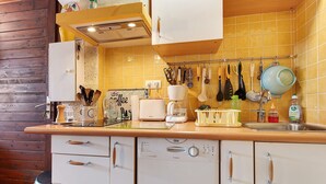 Eine Küche mit Geschirrspüler, Kaffeemaschine und verschiedenen Küchenutensilien.