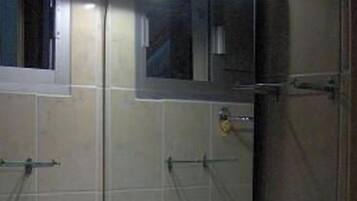 Douche, sèche-cheveux