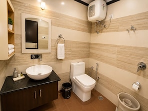 Shower, free toiletries, towels, soap - Hotel The White Tulip (Jaipur)