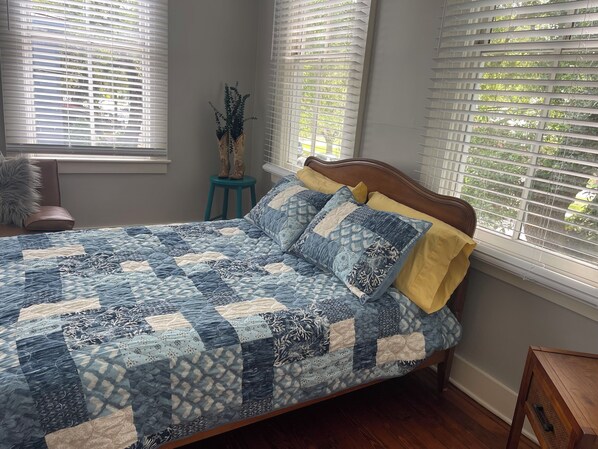 Iron/ironing board, WiFi, bed sheets - Fun friendly 3 bed/4 bath house in downtown Savannah (Savannah)