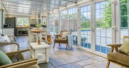 The Lodge at Ynys - sleeps 20 guests in 8 bedrooms