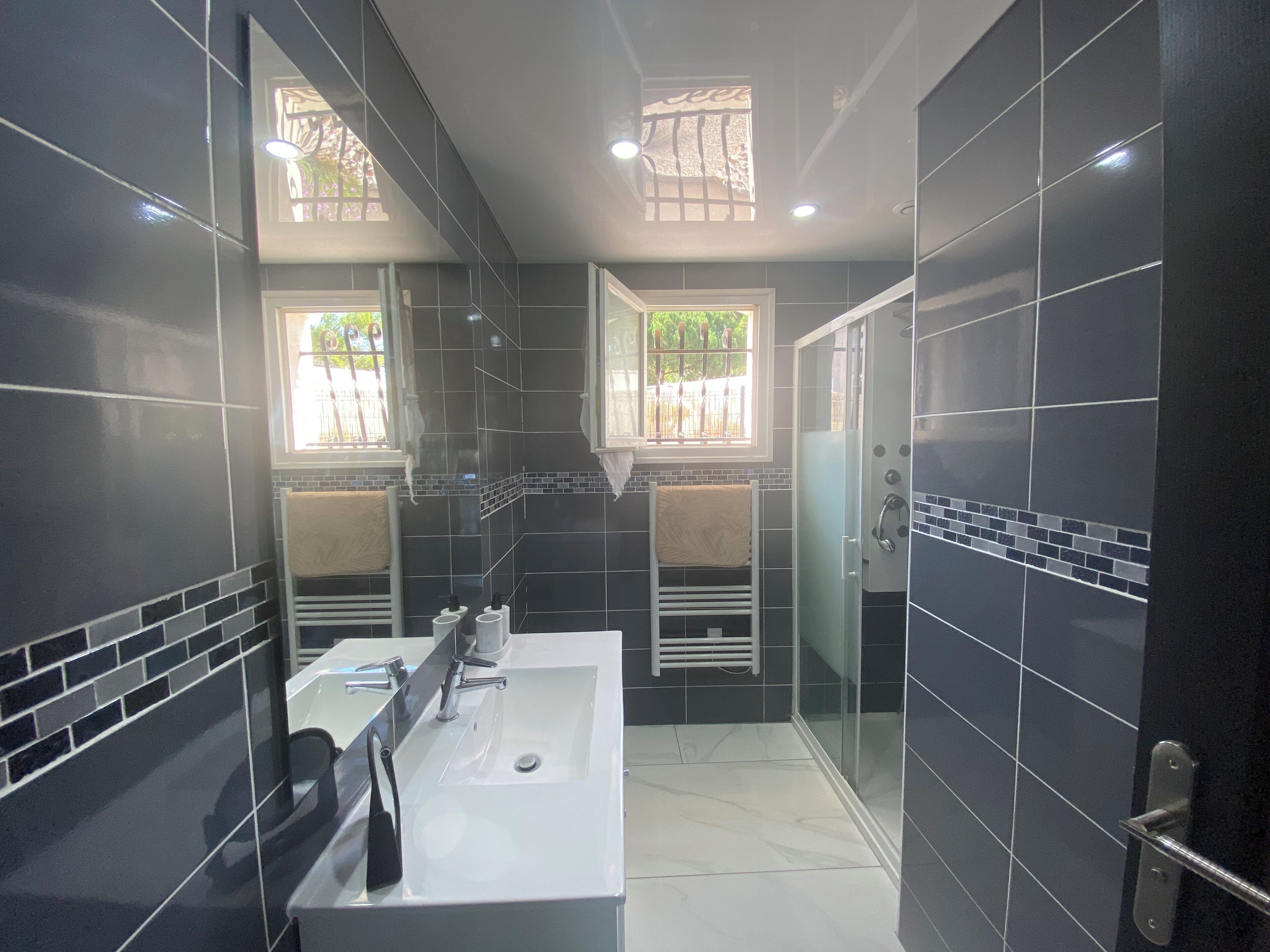 Douche, sèche-cheveux, serviettes fournies, savon