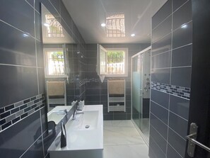 Shower, hair dryer, towels, soap - Dream City (Villespassans)