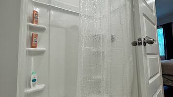 Dusche, Haartrockner, Handtücher, Seife