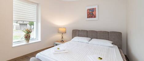 Iron/ironing board, WiFi, bed sheets