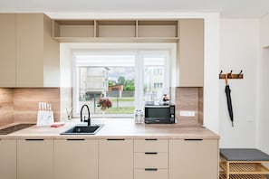 Fridge, microwave, stovetop, dishwasher