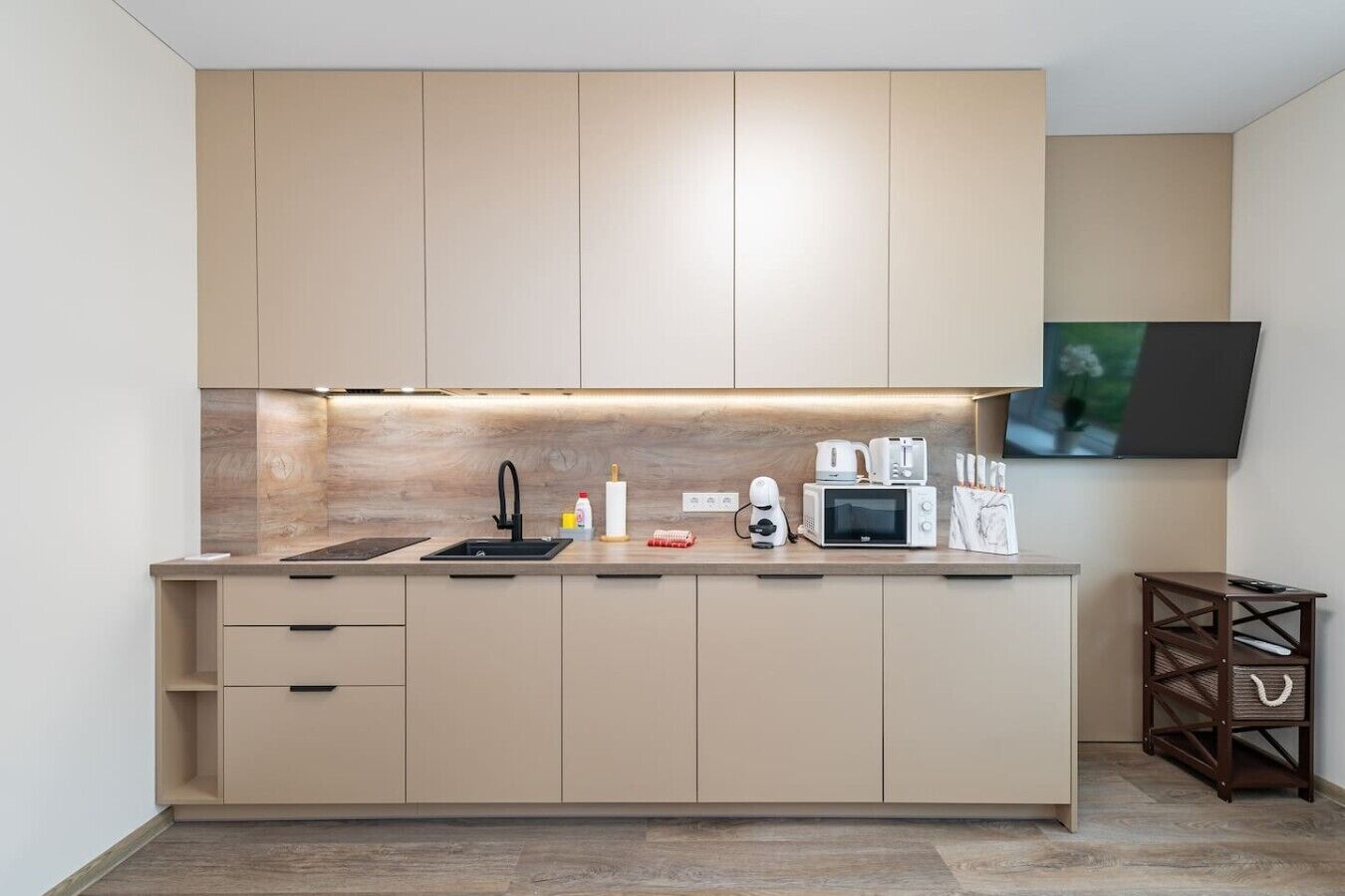 Geladeira, micro-ondas, cooktop, lava-louças