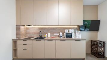 Geladeira, micro-ondas, cooktop, lava-louças