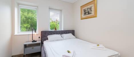 Tabla de planchar con plancha, wifi y ropa de cama