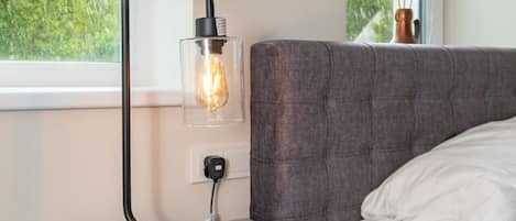 Tabla de planchar con plancha, wifi y ropa de cama