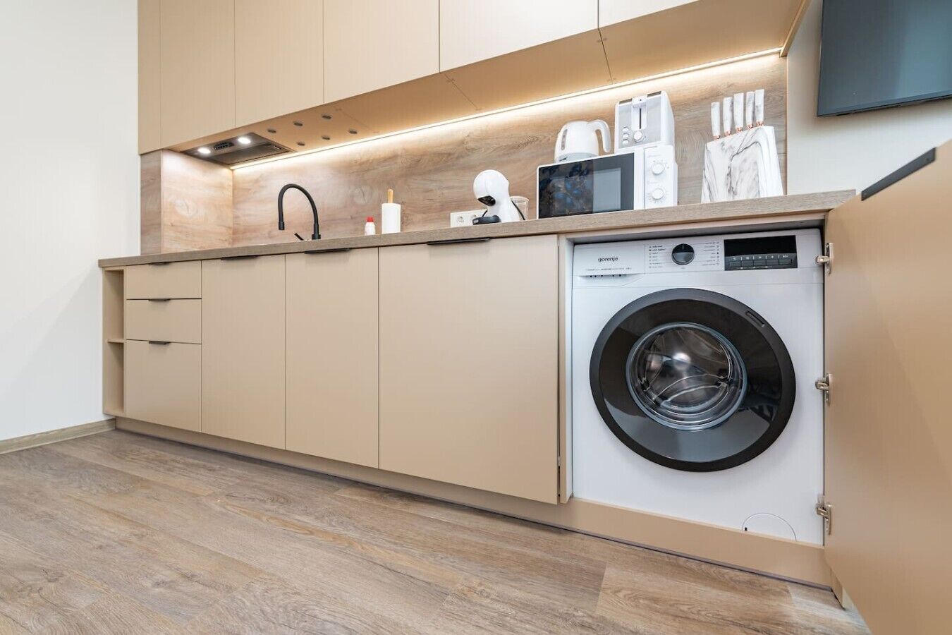 Fridge, microwave, stovetop, dishwasher