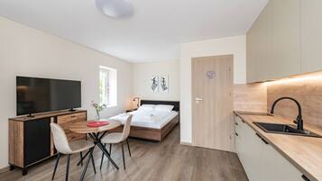 Tabla de planchar con plancha, wifi y ropa de cama