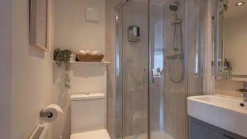 Een douche, een haardroger, handdoeken, zeep